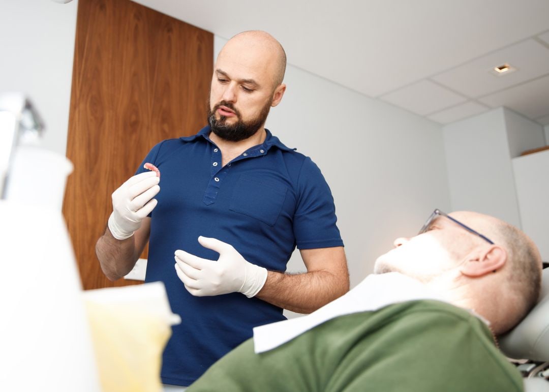 Dantų implantacijos konsultacija